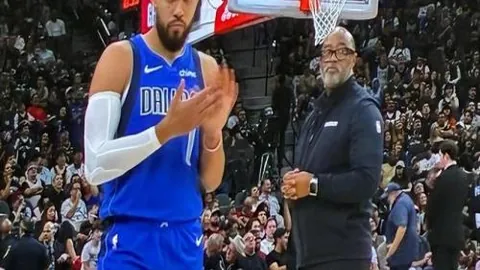 “NBA顶级球员年薪榜单：乔丹以9402万美元领跑，巴克利4361万美元紧随，奥拉朱旺破亿成焦点”